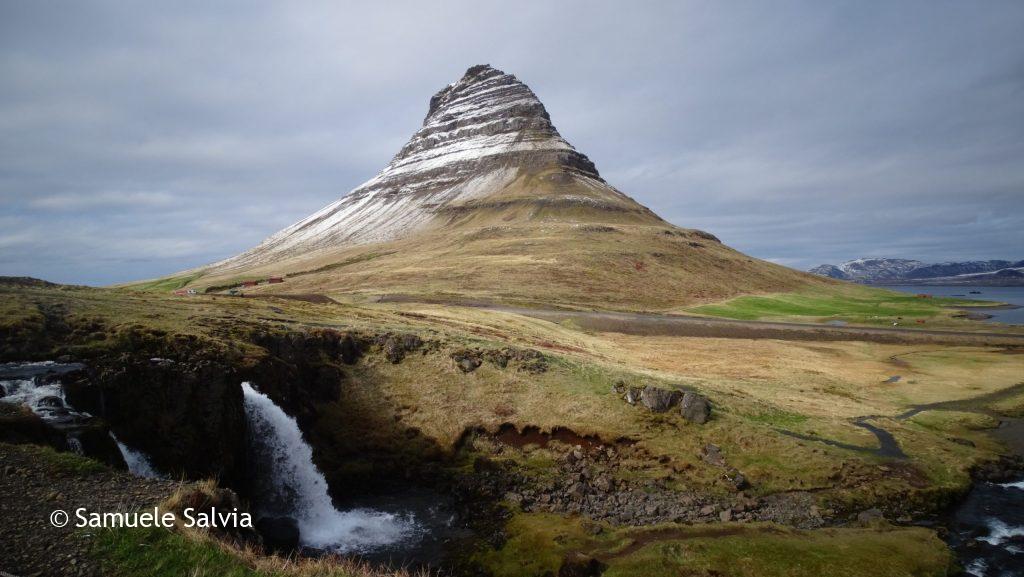Il celebre Monte Kirkjufell con le vicine cascate (Kirkjufellsfoss).