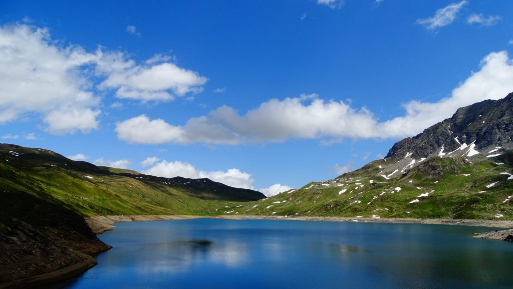 Il Lago del Toggia, che con le sue acque placide e le verdi montagne che lo circondano ricorda un paesaggio nordico.