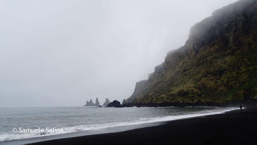 La spiaggia di Vík í Mýrdal con la sua sabbia nera. Sullo sfondo i faraglioni di Reynisdrangar.