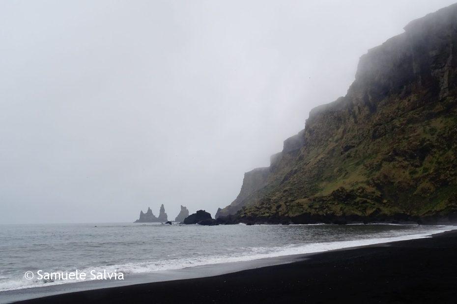 La spiaggia di Vík í Mýrdal con la sua sabbia nera. Sullo sfondo i faraglioni di Reynisdrangar.