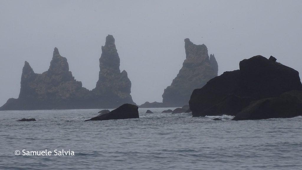 I faraglioni di Reynisdrangar sulla spiaggia di Vík í Mýrdal, in Islanda.