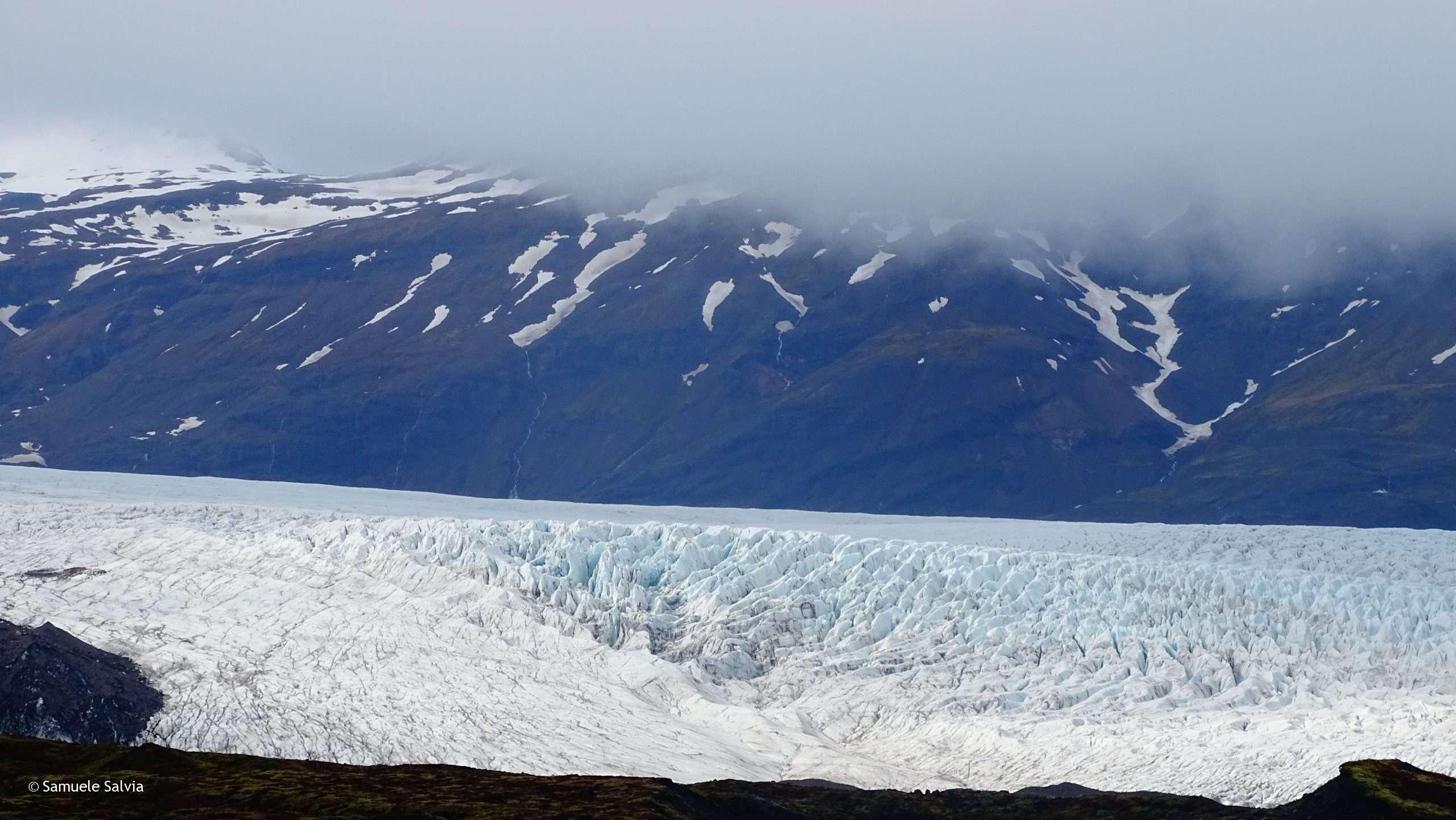 Il ghiacciaio Vatnajokull visto dalla sommità del canyon Múlagljúfur.