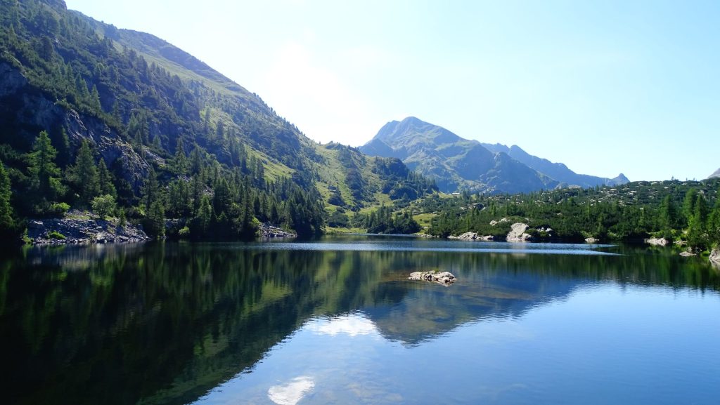 Il Lago Becco in Val Brembana: la tranquillità e il paesaggio bucolico che lo circondano lo rendono un luogo incantevole.