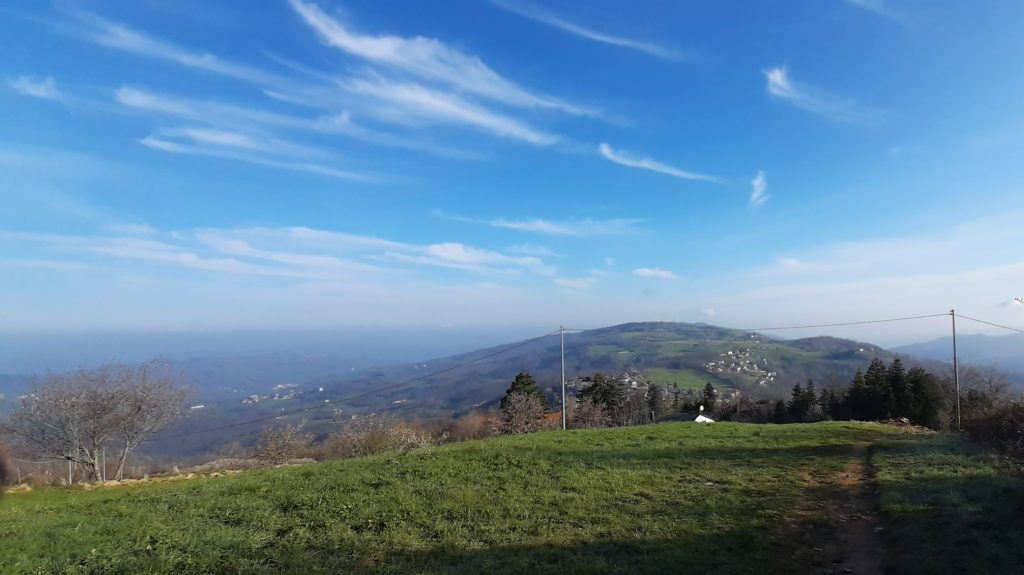 Verso i Piani di Balestra: sullo sfondo il campo eolico di Monte Galletto e Madonna dei Fornelli.