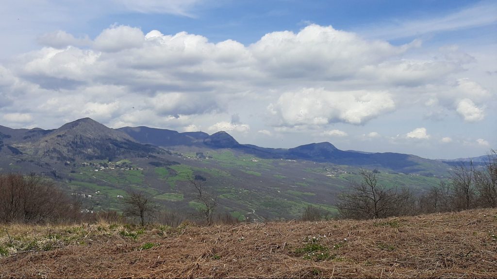 La stupenda vista che si ha salendo verso il Monte Gazzaro, in direzione del Mugello.