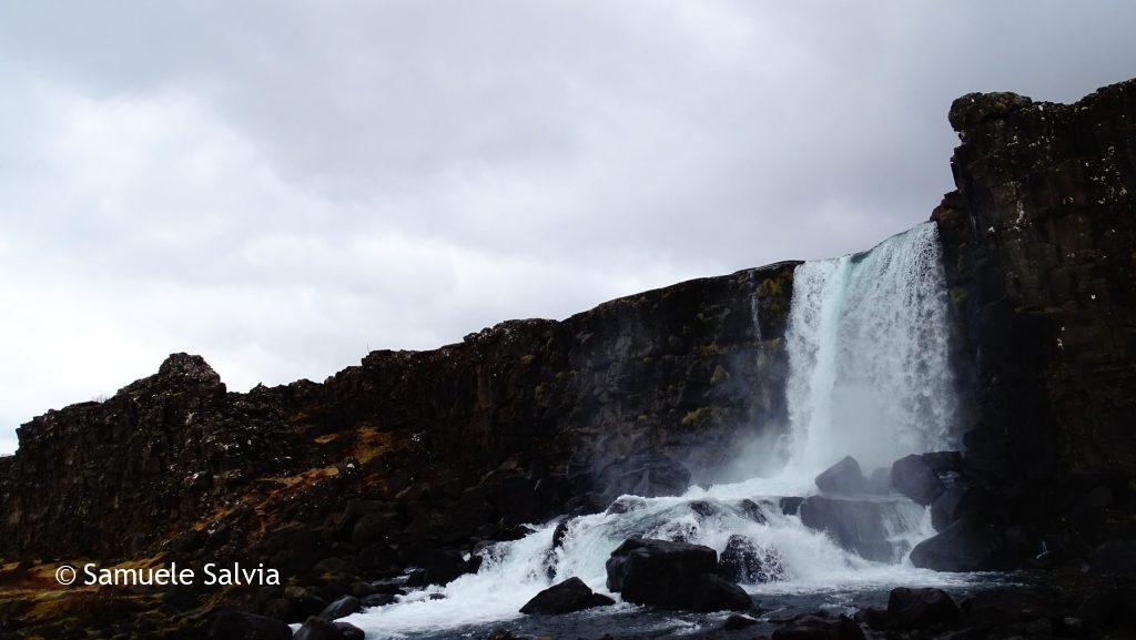 La cascata di Öxarárfoss all'interno del parco nazionale di Þingvellir, nel Circolo d'Oro d'Islanda.