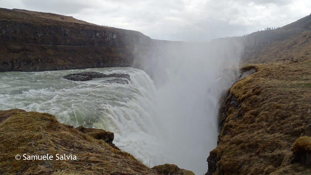 L'incredibile effetto del salto della cascata di Gullfoss, con l'acqua che sembra risalire verso l'alto.