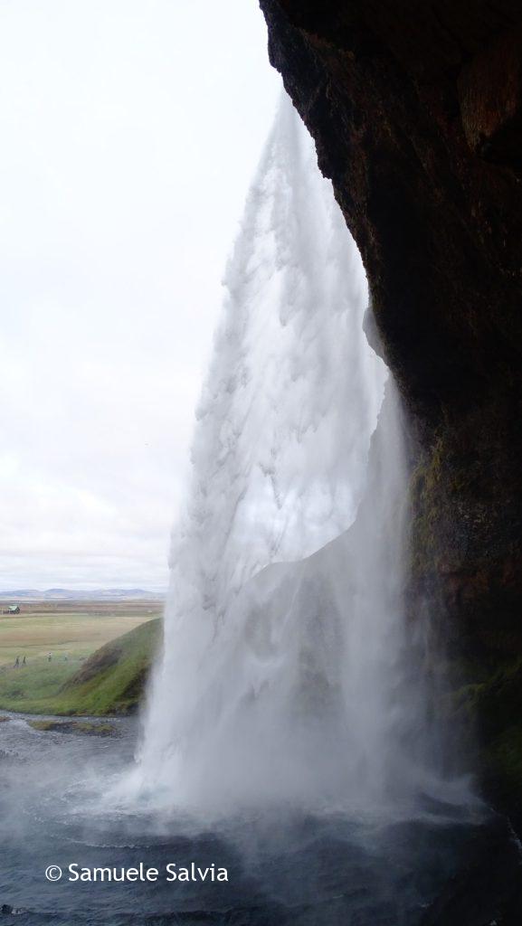 La spettacolare cascata di Seljalandsfoss: il sentiero passa dietro al muro d'acqua della cascata!