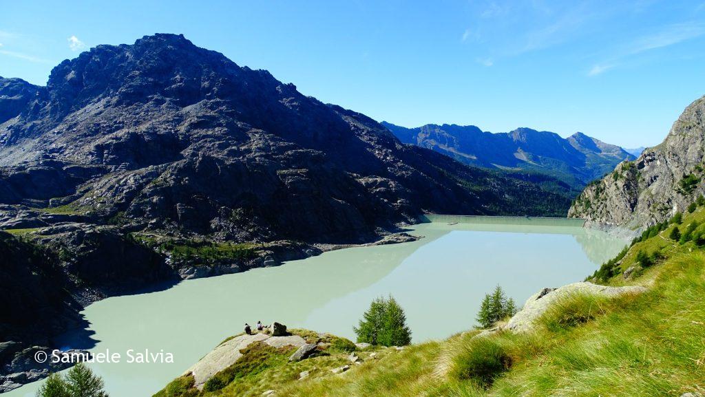 Il bacino del lago di Alpe Gera visto da un punto panoramico lungo il sentiero che sale al Rifugio Bignami.