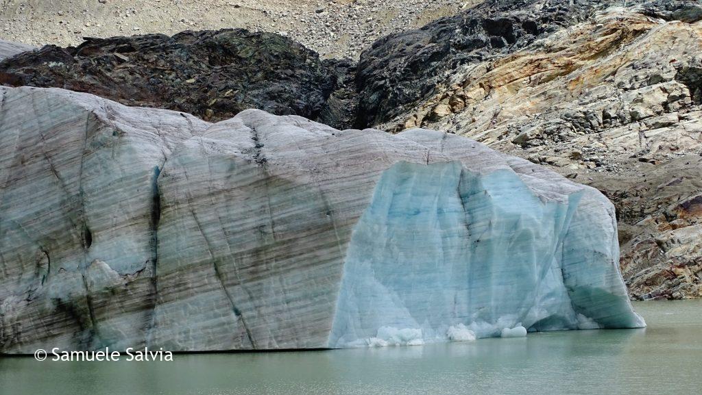 Un dettaglio della parte bassa del ghiacciaio, che termina nel lago glaciale di Fellaria.