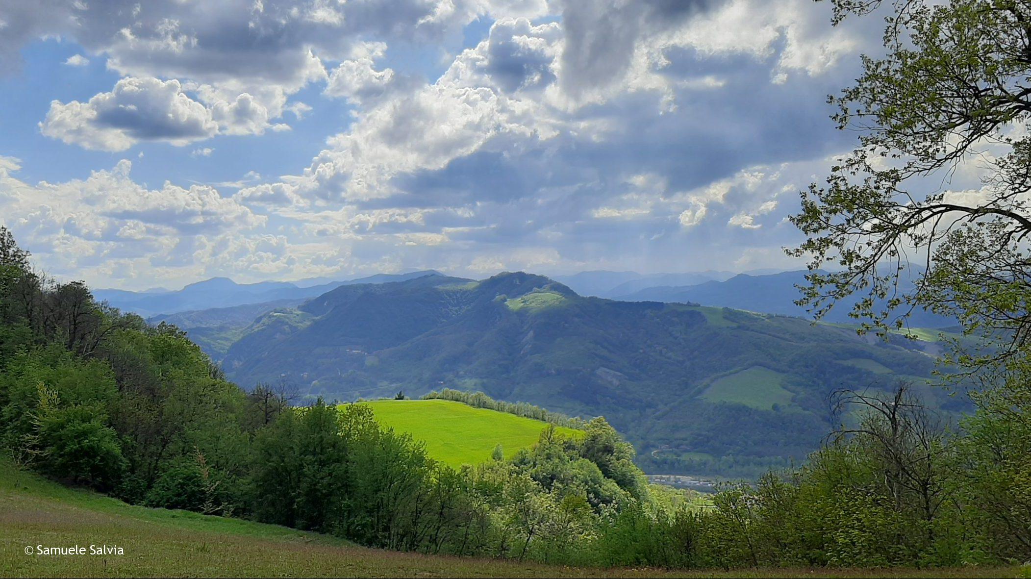 Il panorama che si apre in prossimità del Monte dei Frati, lungo la prima tappa della Via degli Dei.