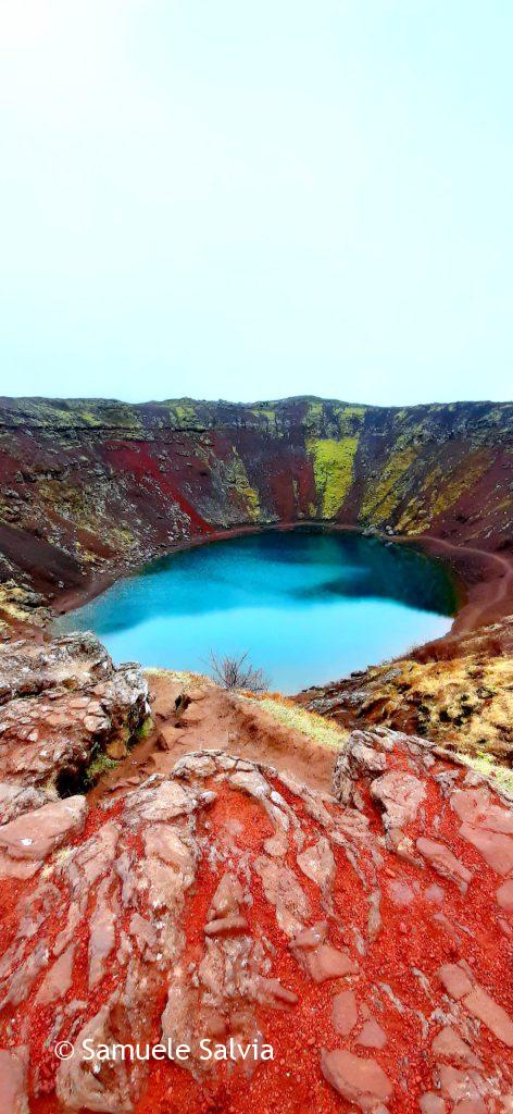Il cratere Kerið e il lago vulcanico all'interno della caldera. I contrasti di colori sono incredibili!