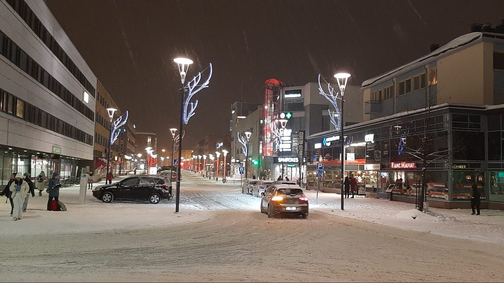 Il centro città di Rovaniemi e la condizione delle sue strade in inverno.