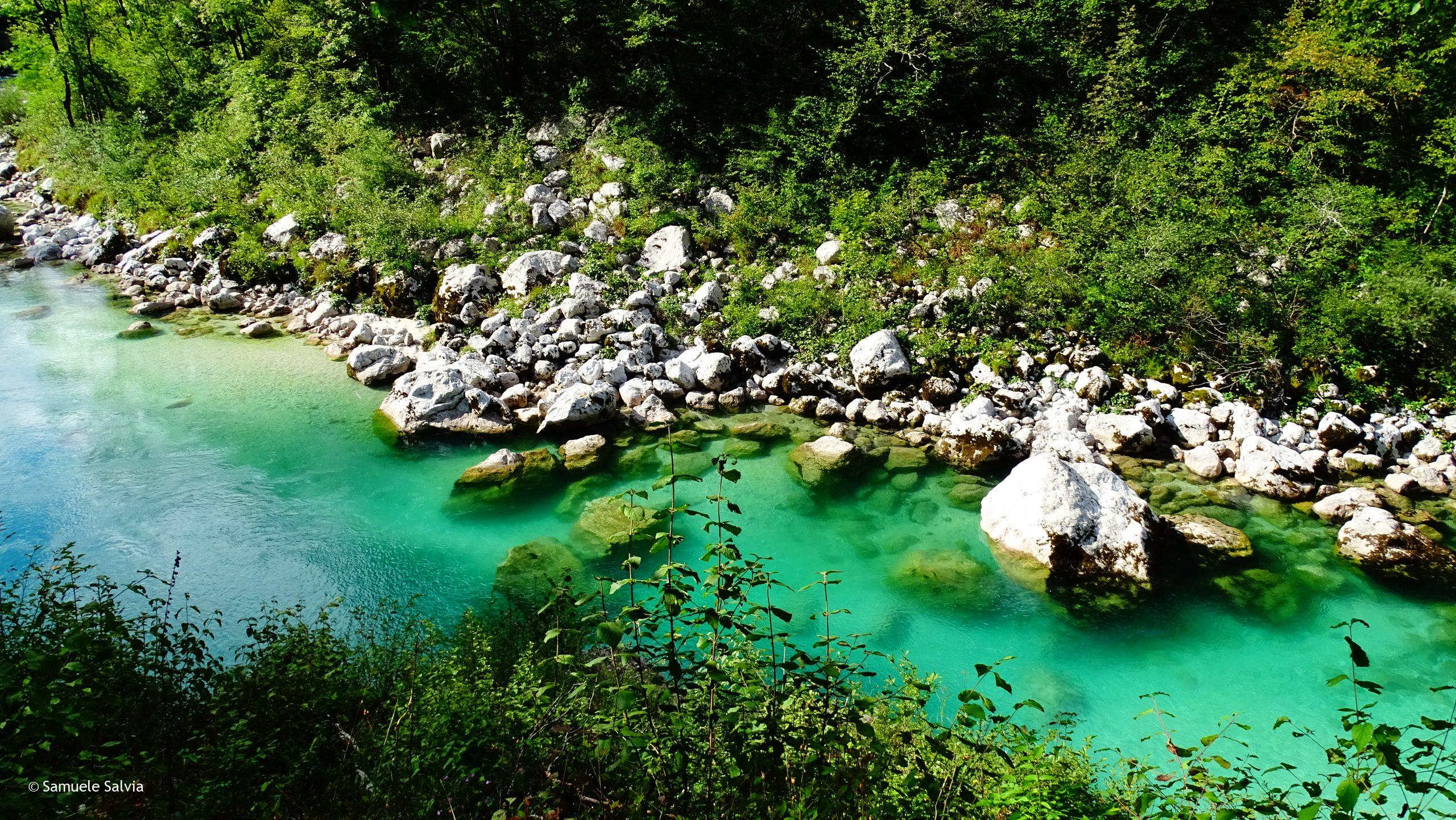 Le acque color smeraldo del fiume Isonzo (Soca) nei pressi di Caporetto (Kobarid).