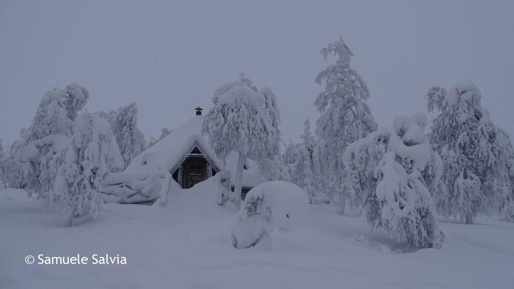 Una tradizionale kota finlandese, immersa nella neve del parco di Pallas-Yllästunturi.