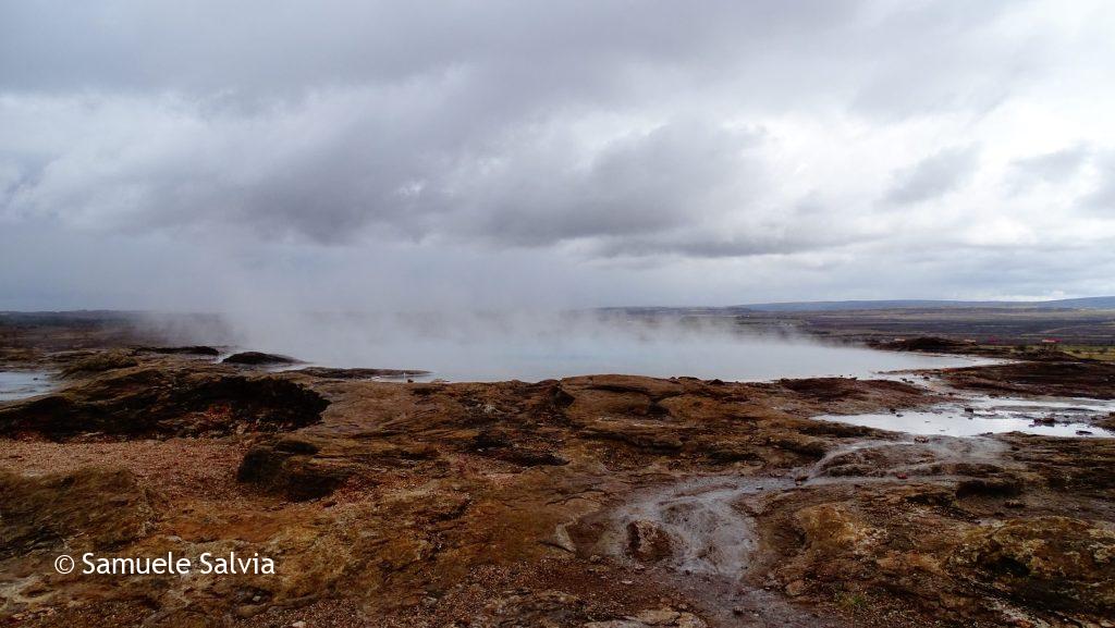 Il temibile Geysir, probabilmente il geyser più famoso del mondo, che sorge nell'area geotermica di Haukadalur.