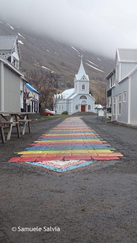 La chiesa di Seyðisfjörður, con la celebre camminata arcobaleno.