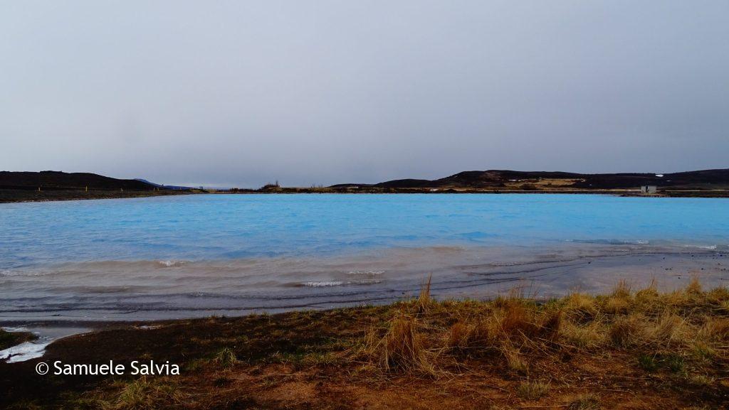 Il Lago Blu nella regione di Mývatn. Le sue azzurrissime acque raggiungono una temperatura di 45 °C.