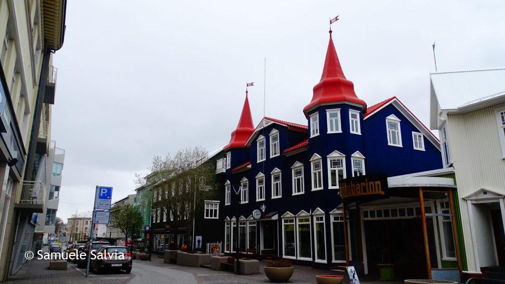 La magica città di Akureyri, la "capitale del nord", con i suoi caratteristici edifici.