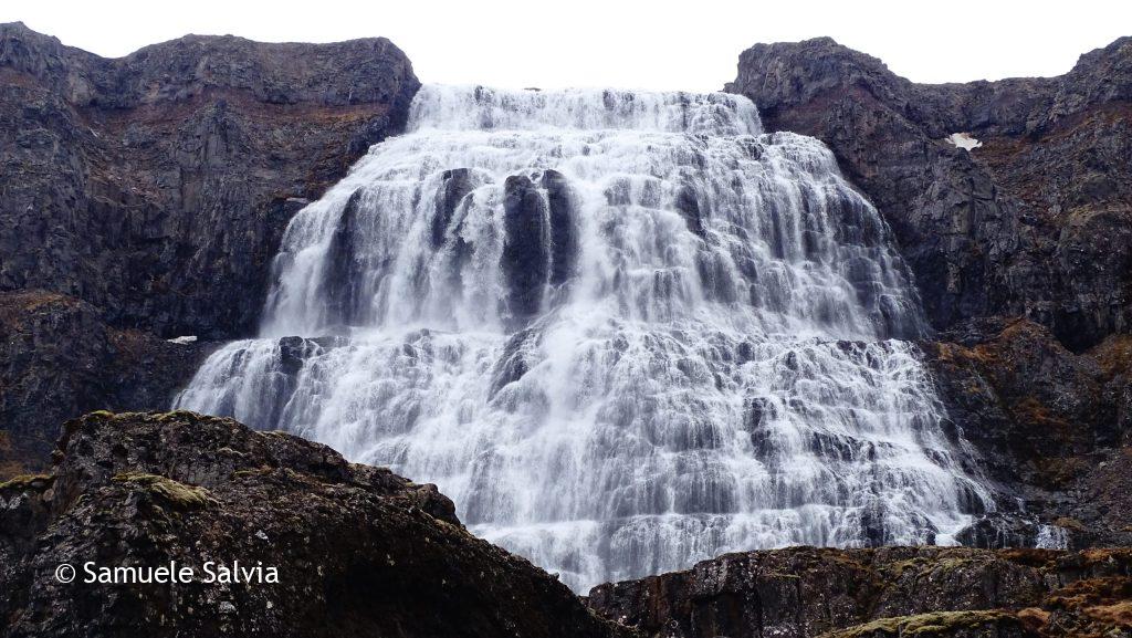 L'imponente cascata di Dynjandi, alta 100 metri, nella regione dei fordi occidentali islandesi.