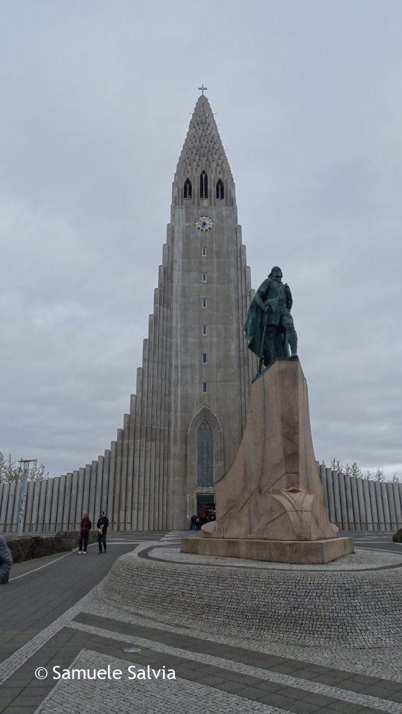 La Hallgrímskirkja, la cattedrale di Reykjavík, costruita nel tipico stile islandese.