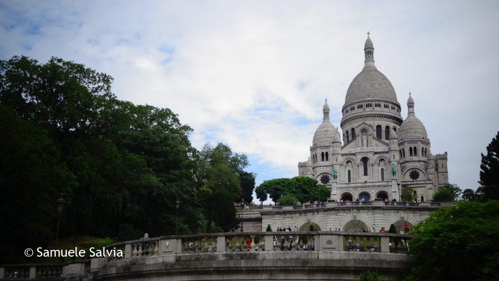 La Basilica del Sacro Cuore di Parigi, simbolo del quartiere di Montmartre.