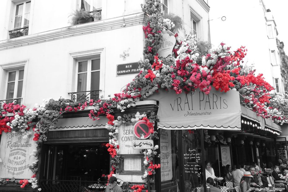 Rue des Abbesses, nel quartiere di Montmartre a Parigi.