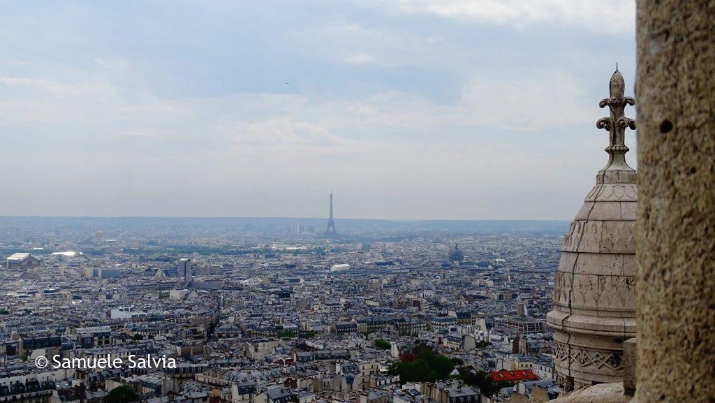 Panorama sulla città di Parigi dalla cupola della Basilica del Sacro Cuore di Montmartre. Sullo sfondo la Tour Eiffel.