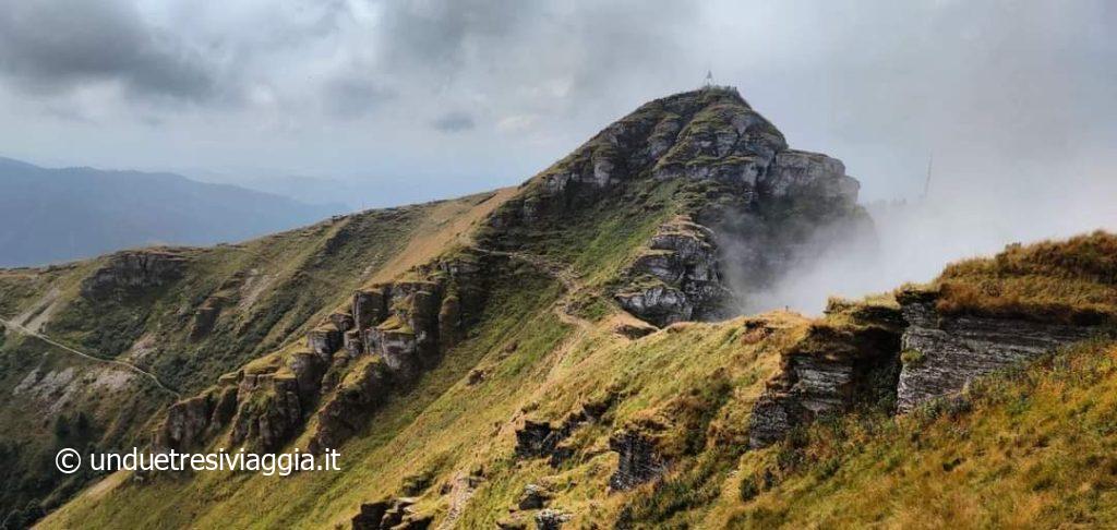 Il sentiero lungo la vetta del Monte Generoso.