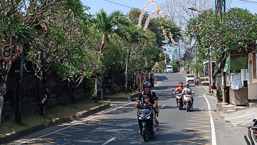 Bali, un tratto di strada nei pressi di Uluwatu.