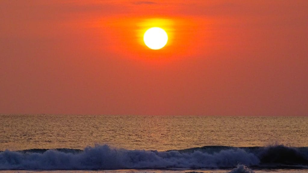 Tramonto sulla spiaggia di Seminyak, nei pressi di Kuta, una delle spiagge più belle di Bali.