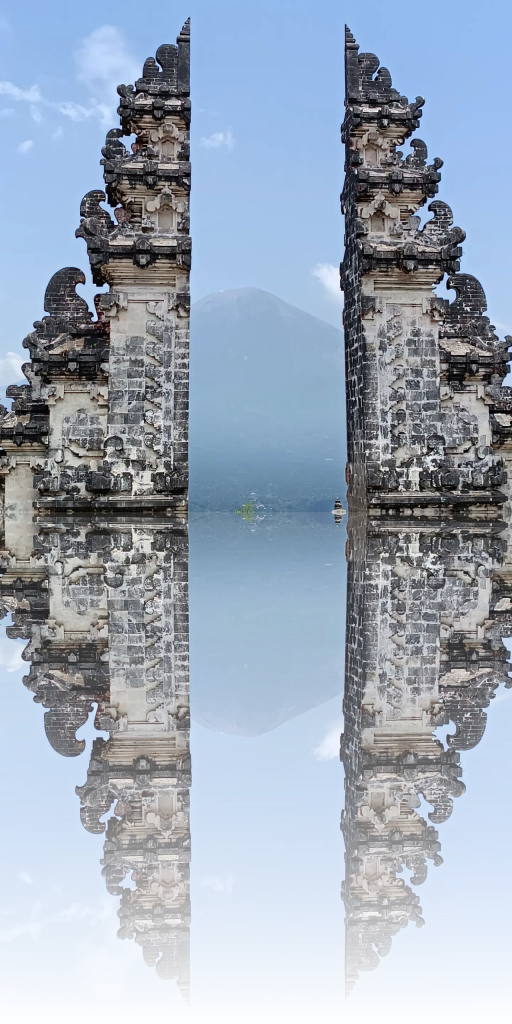 La famosa "porta del Paradiso" di Pura Lempuyang. Sullo sfondo il Monte Agung.