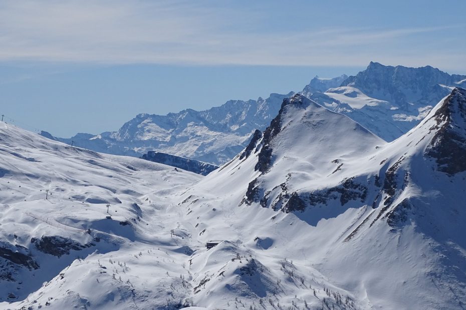 Panorama sulle cime innevate dal Monte Cazzola, raggiungibile dall'Alpe Devero.
