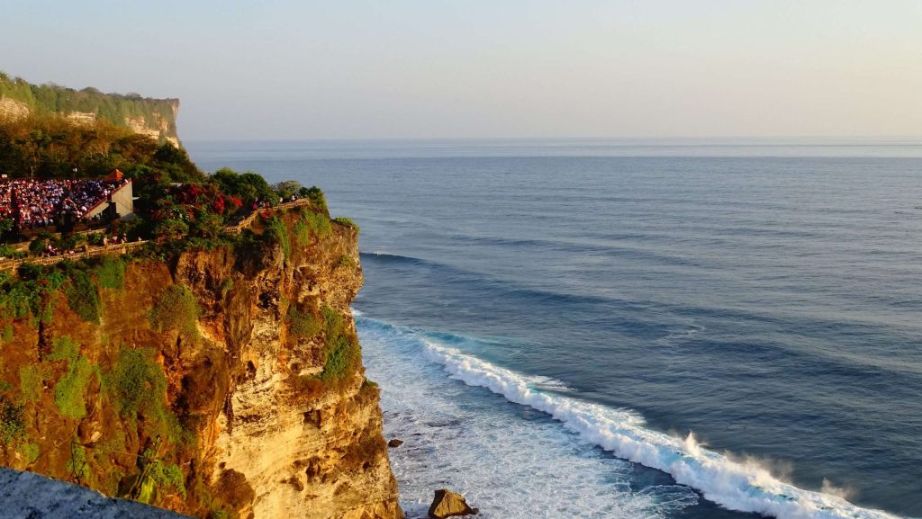 Vista dal tempio di Uluwatu sulla scogliera e sull'anfiteatro dove si svolge la danza della Kecak.