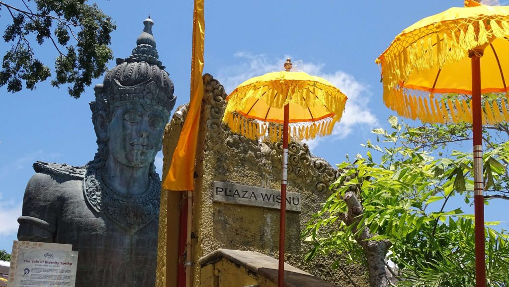 Plaza Wisnu, dove sorge il busto di Vishnu all'interno del parco Garuda-Wisnu-Kencana.