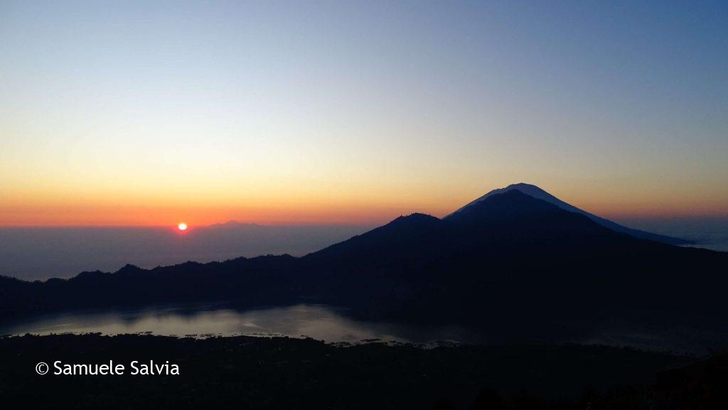 L'alba vista dalla cima del Monte Batur, il secondo vulcano più alto di Bali.