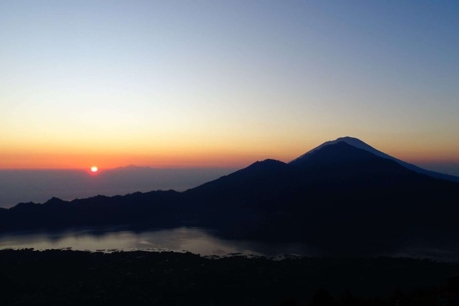 L'alba vista dalla cima del Monte Batur, il secondo vulcano più alto di Bali.