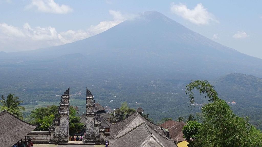 Tempio di Pura Lumpuyang Luhur: la famosa "Porta del Paradiso" e il Monte Agung sullo sfondo.