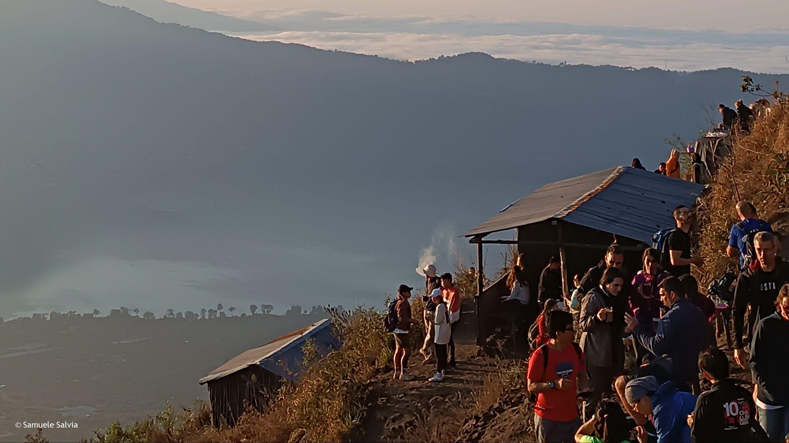 La vetta del Monte Batur, presa d'assalto ogni mattina da centinaia di turisti.