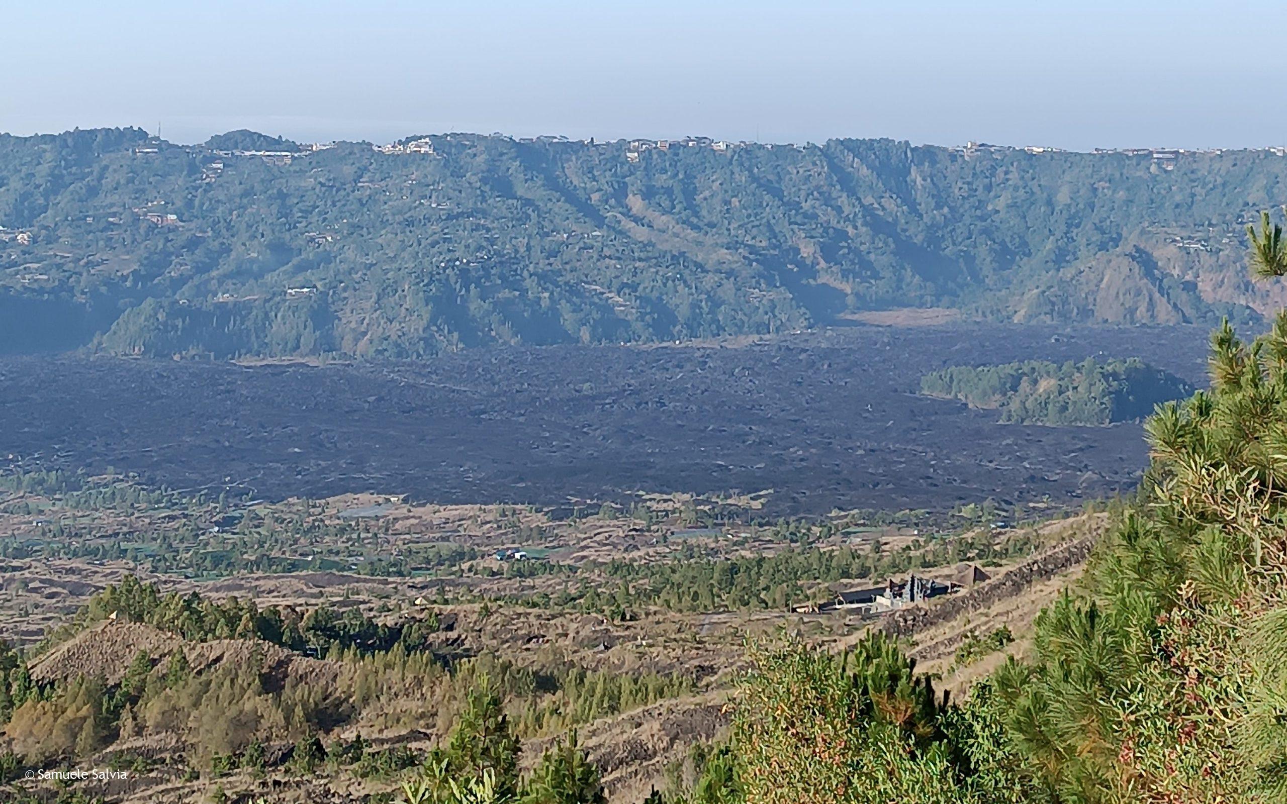 Panorama dalla vetta del Batur: ben visibile l'eruzione del 1963.