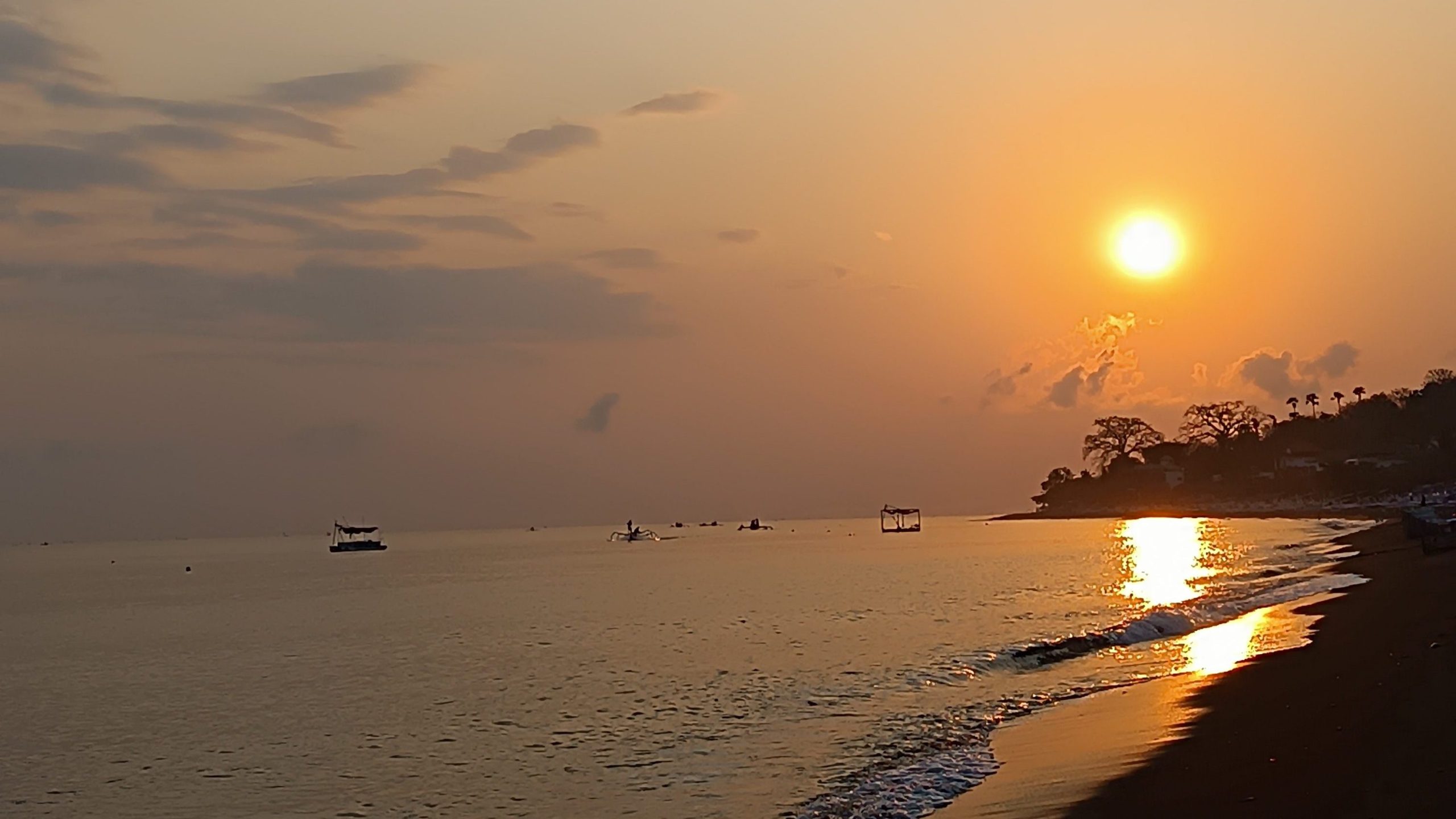 Alba sulla spiaggia vulcanica di Amed, nel nord di Bali.