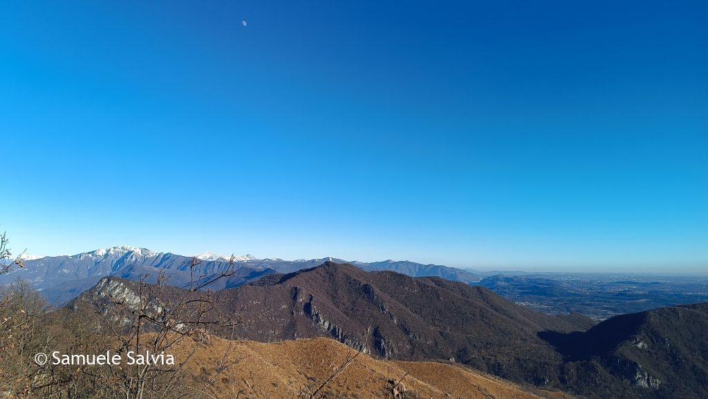 Panorama verso nord-est: sullo sfondo il Monte Generoso e le Grigne, più vicini il Poncione di Ganna e il Minisfreddo.