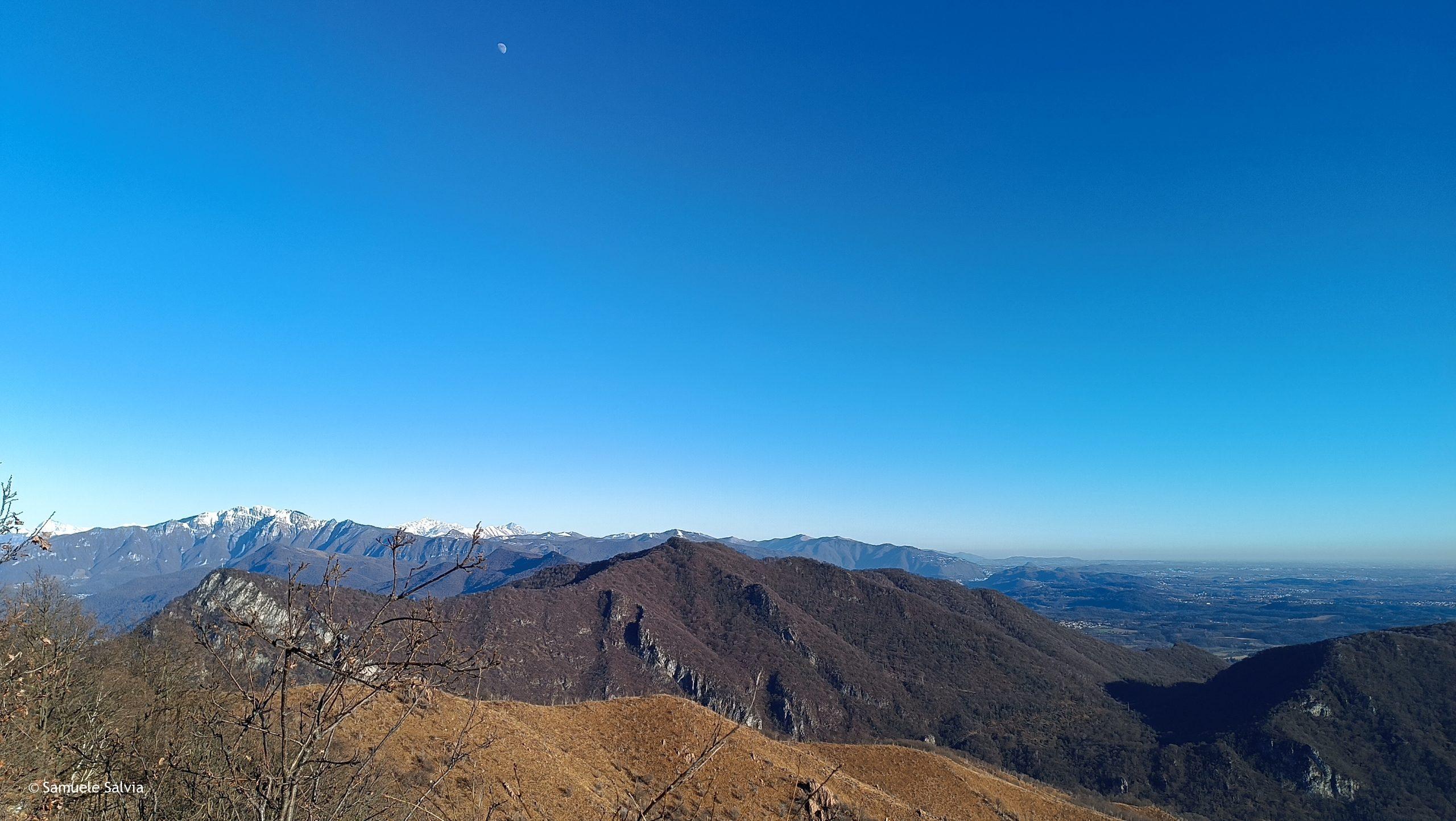 Panorama verso nord-est: sullo sfondo il Monte Generoso e le Grigne, più vicini il Poncione di Ganna e il Minisfreddo.