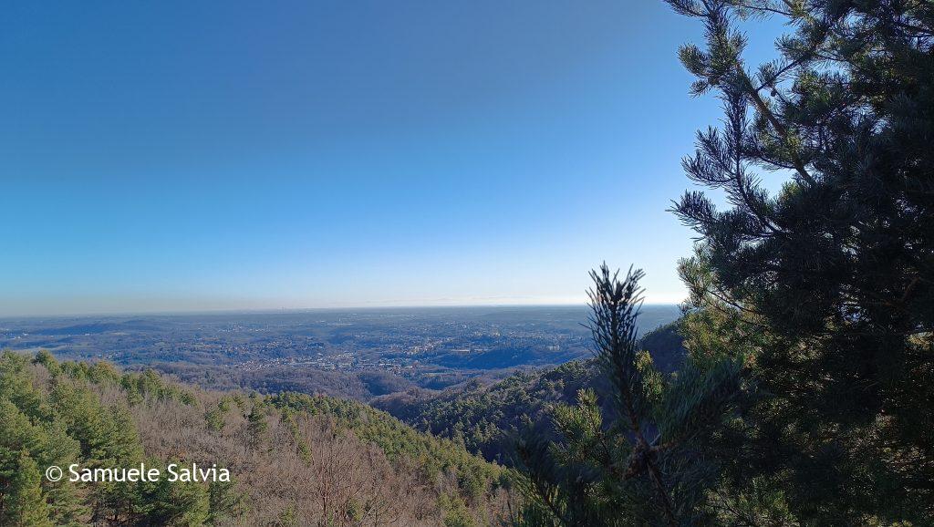 Vista sulla parte sud della provincia di Varese: in lontananza i grattacieli di Milano e il profilo dell'Appennino.