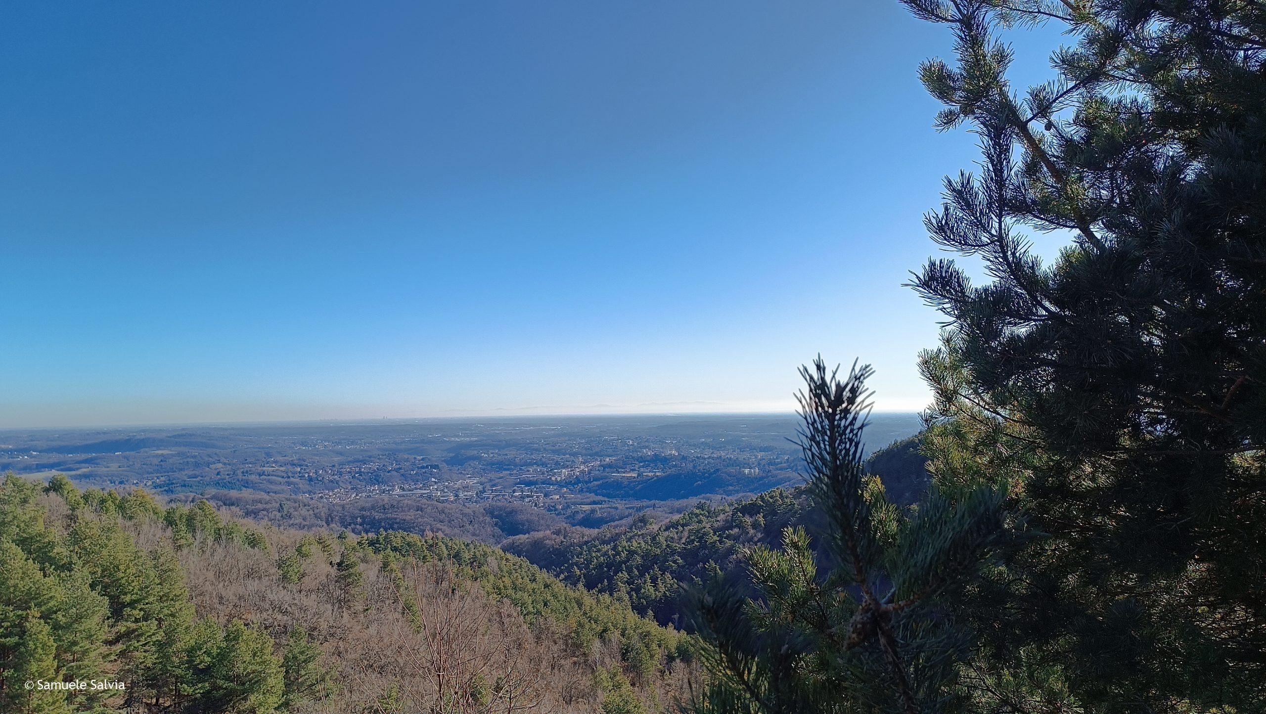 Vista sulla parte sud della provincia di Varese: in lontananza i grattacieli di Milano e il profilo dell'Appennino.