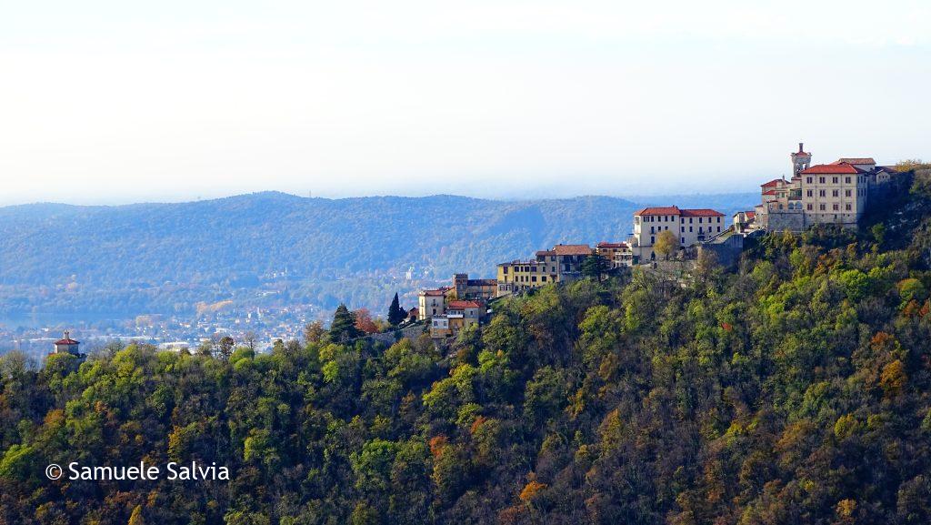Il paese di Santa Maria del Monte, arroccato sul Sacro Monte di Varese, visto dalla vetta del Chiusarella.