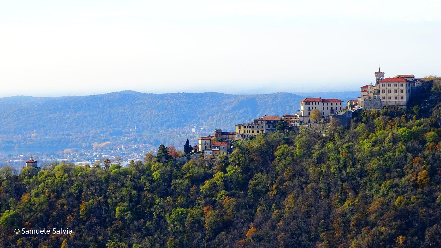 Il paese di Santa Maria del Monte, arroccato sul Sacro Monte di Varese, visto dalla vetta del Chiusarella.