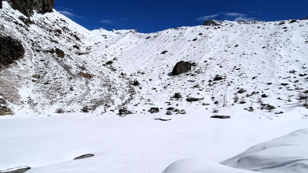 Il Lago Blu nella sua veste invernale, ghiacciato e ricoperto di neve fresca.