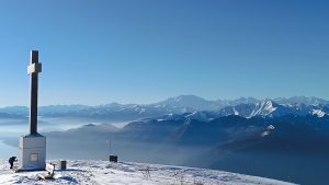 La cima del Monte Lema: sullo sfondo la catena del Monte Rosa.