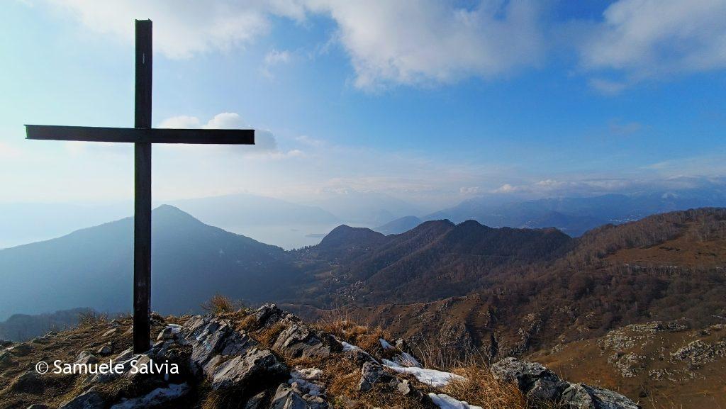 La vetta del Monte Crocetta. Sullo sfondo si vedono: il Lago Maggiore con l'Isola Madre e l'Isola Superiore, il Sasso Barbé e i Pizzoni di Laveno.